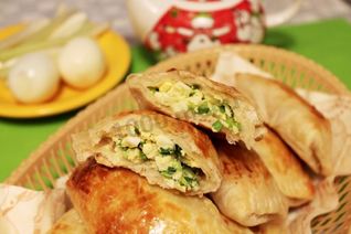 Слоеные пирожки с луком и яйцом