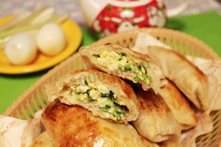 Слоеные пирожки с луком и яйцом