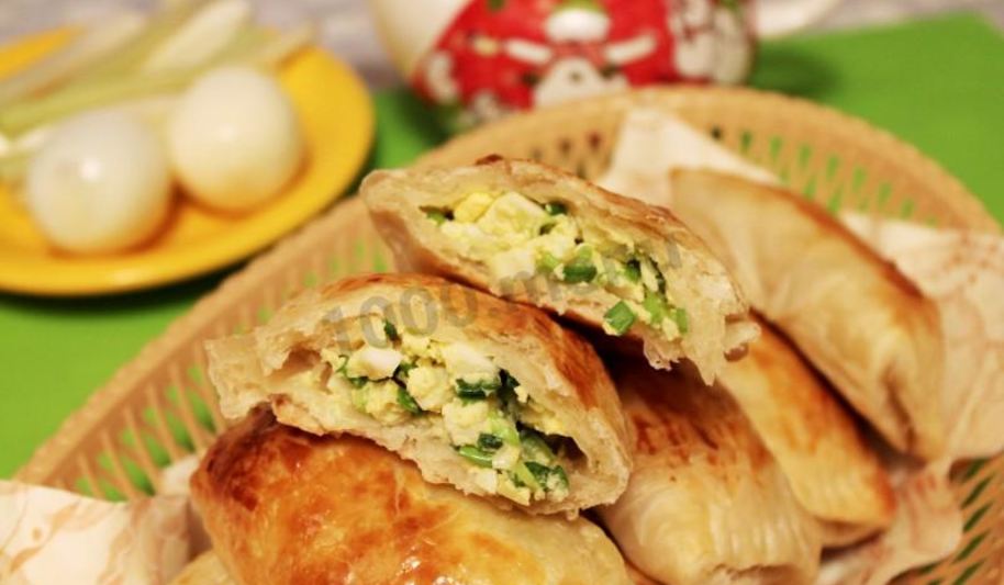 Рецепт слоеных пирожков с луком и яйцом