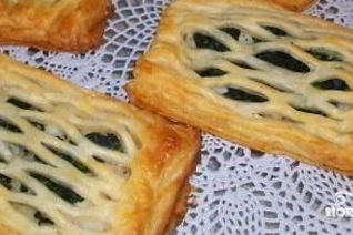 Слоеные пирожки с рыбой