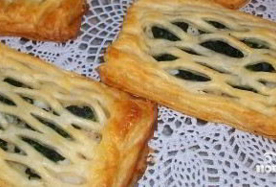 Слоеные пирожки с рыбой