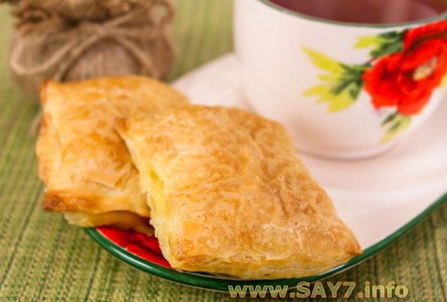 Слоеные пирожки с сыром и ветчиной