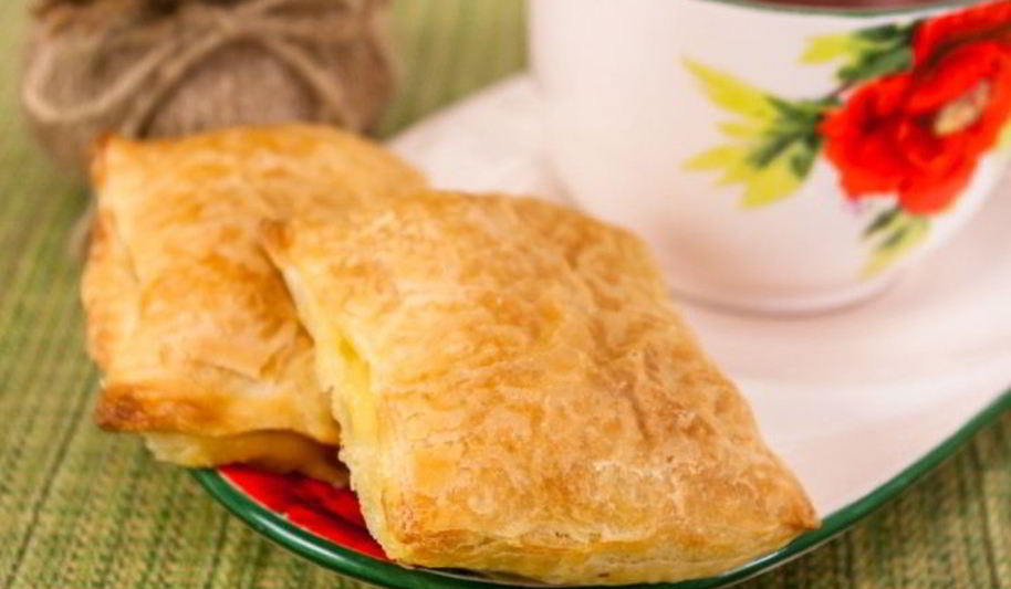 Рецепт слоеных пирожков с сыром и ветчиной