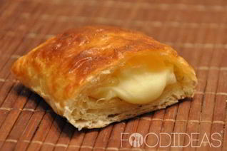 Слоеные пирожки с сыром