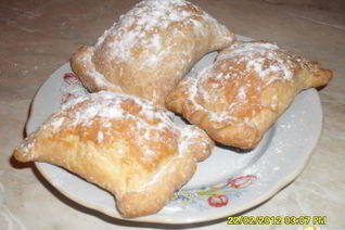 Слоеные пирожки с яблоками