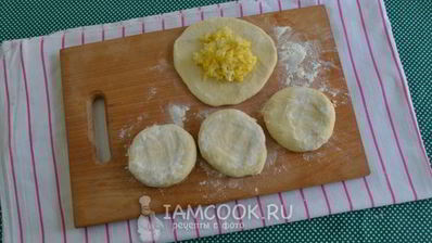 жареные пирожки с яйцом и рисом