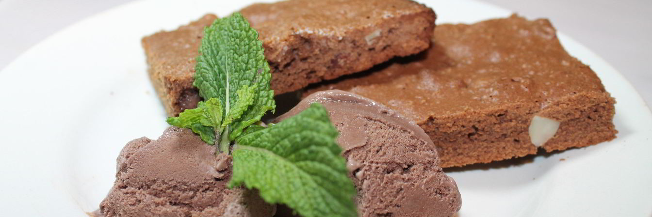 Брауни с миндалем и фундуком