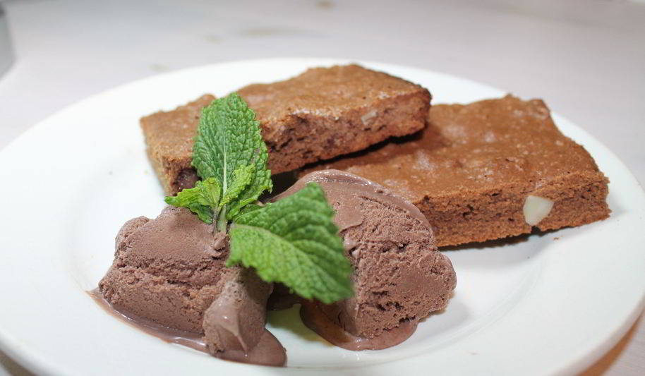 Рецепт брауни с миндалем и фундуком