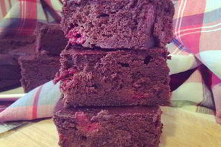 Брауни с темным пивом и малиной