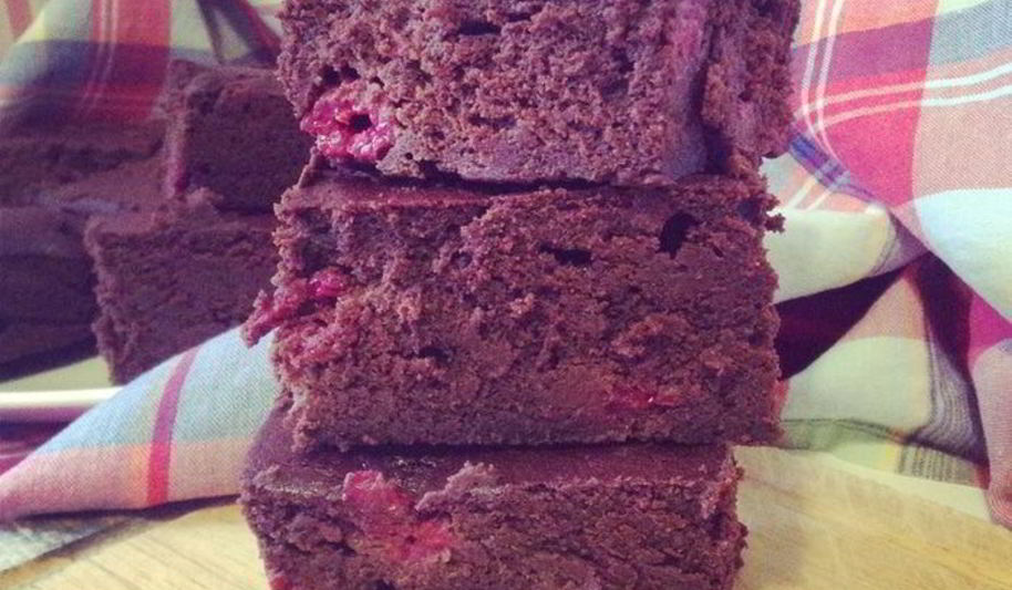 Рецепт брауни с темным пивом и малиной