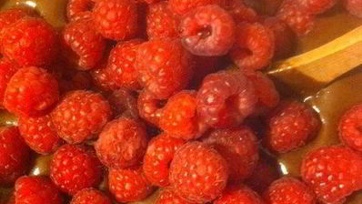 брауни с темным пивом и малиной