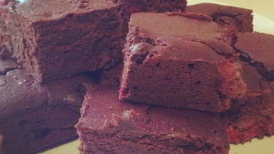 брауни с темным пивом и малиной