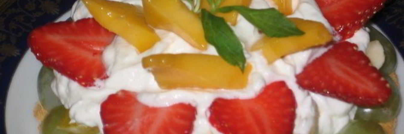 Фруктово-ягодное пирожное с фисташками на лимонно-белковой основе