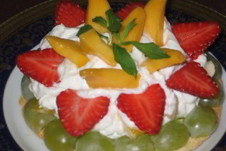 Фруктово-ягодное пирожное с фисташками на лимонно-белковой основе