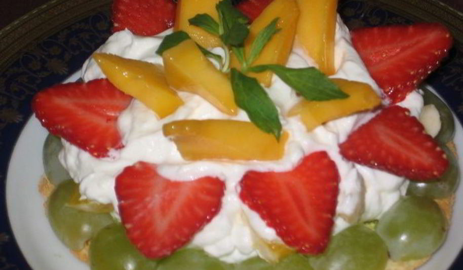 Рецепт фруктово-ягодного пирожного с фисташками на лимонно-белковой основе