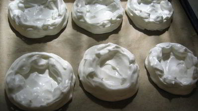 фруктово-ягодное пирожное с фисташками на лимонно-белковой основе