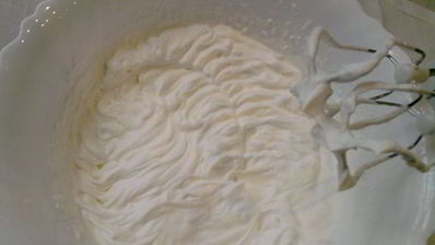 фруктово-ягодное пирожное с фисташками на лимонно-белковой основе