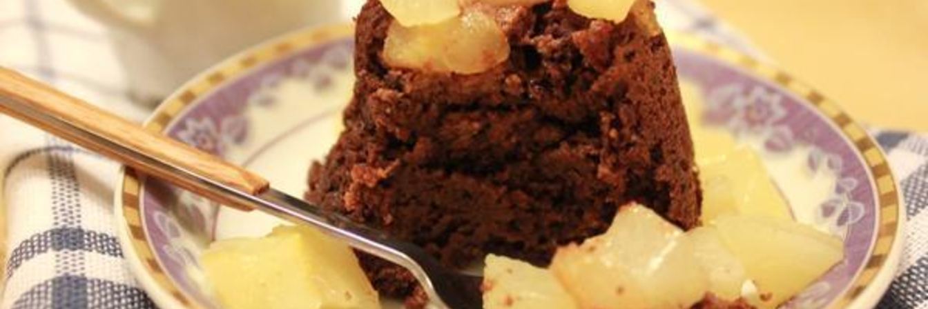 Миндальное пирожное с шоколадом и грушами