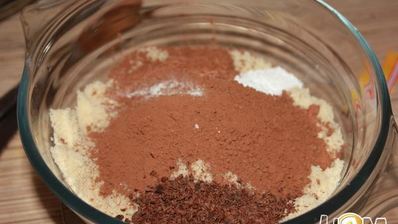 миндальное пирожное с шоколадом и грушами