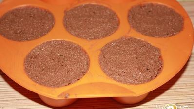 миндальное пирожное с шоколадом и грушами