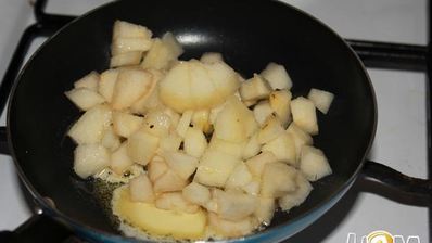 миндальное пирожное с шоколадом и грушами