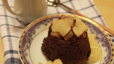 миндальное пирожное с шоколадом и грушами