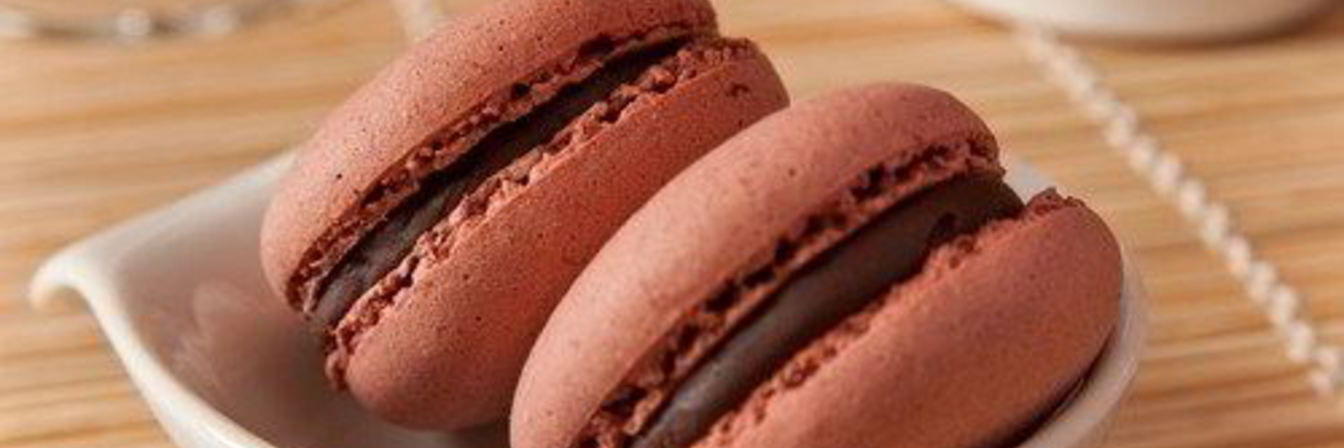 Миндальные пирожные макароны с шоколадной начинкой