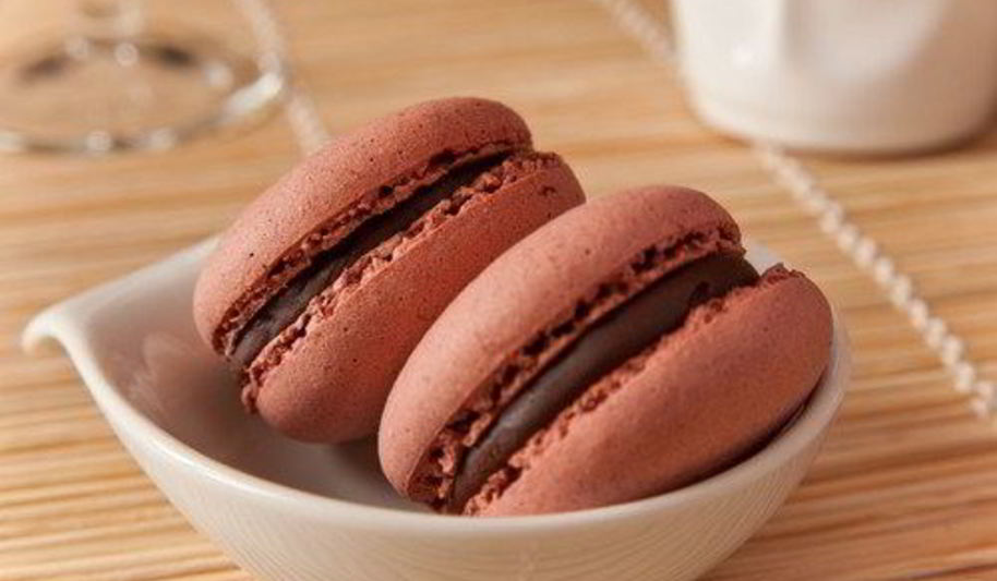 Рецепт миндальных пирожных макарон с шоколадной начинкой