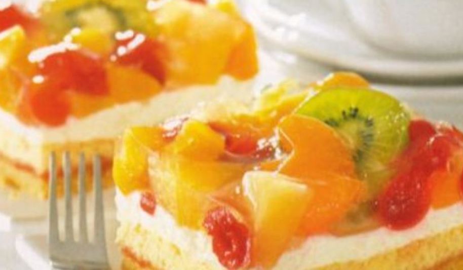 Рецепт нежных бисквитно-фруктовые пирожные к чаю проще простого без выпечки