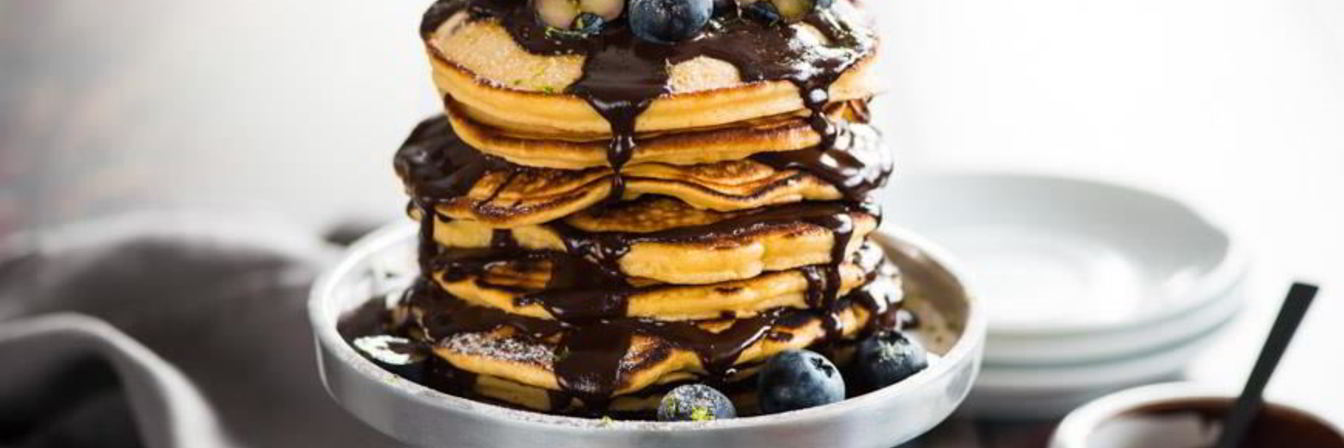 Пирожное из блинчиков с черникой и шоколадом