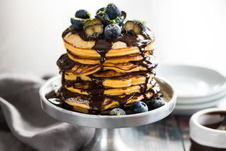 Пирожное из блинчиков с черникой и шоколадом