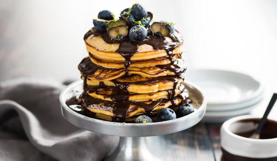 Рецепт пирожного из блинчиков с черникой и шоколадом