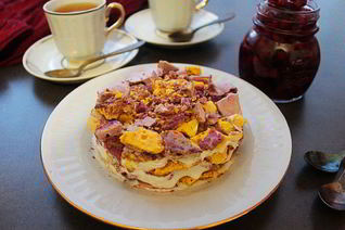 Пирожное из цветной меренги