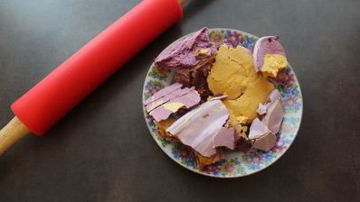 пирожное из цветной меренги