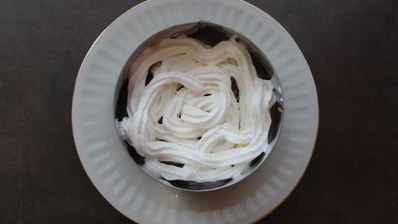 пирожное из цветной меренги