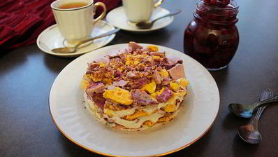 пирожное из цветной меренги