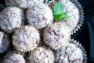 Пирожное с мятой и темным шоколадом