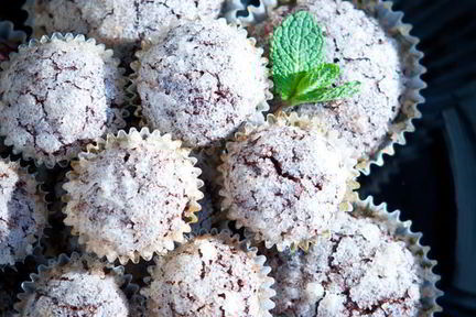 Пирожное с мятой и темным шоколадом