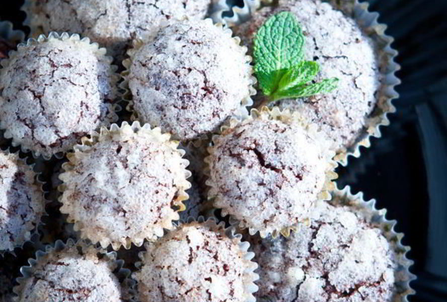 Пирожное с мятой и темным шоколадом