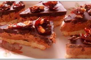 Пирожное Сникерс с малиной