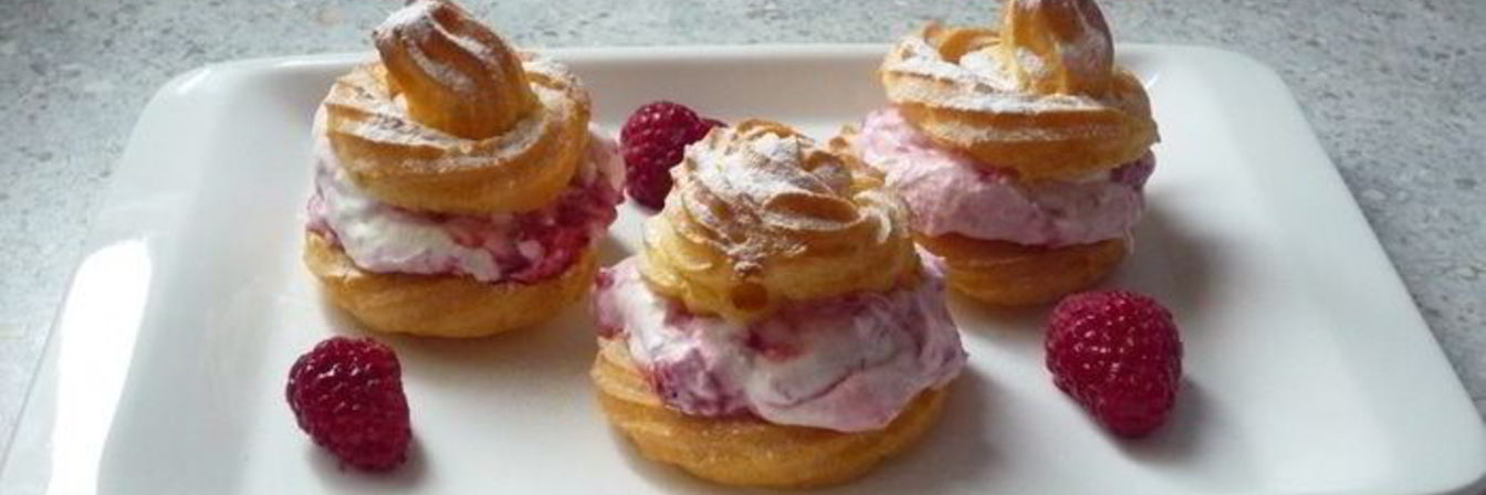 Пирожные из заварного теста с малиновой начинкой