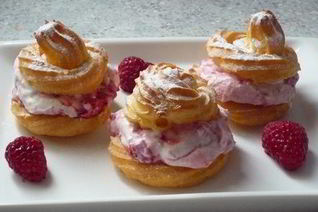 Пирожные из заварного теста с малиновой начинкой