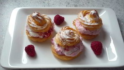 пирожные из заварного теста с малиновой начинкой