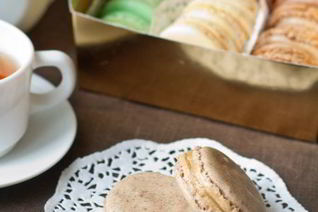 Пирожные макарон с чаем Эрл Грей и соленой карамелью