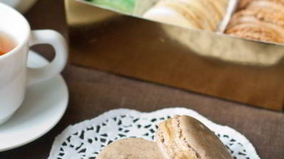 пирожные макарон с чаем эрл грей и соленой карамелью