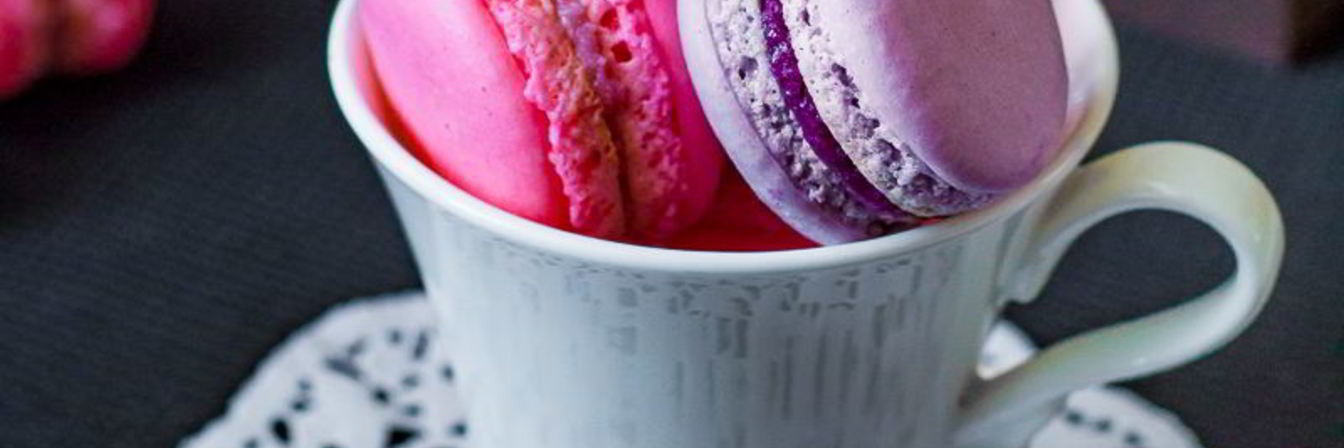 Пирожные макарон с клубникой и черной смородиной