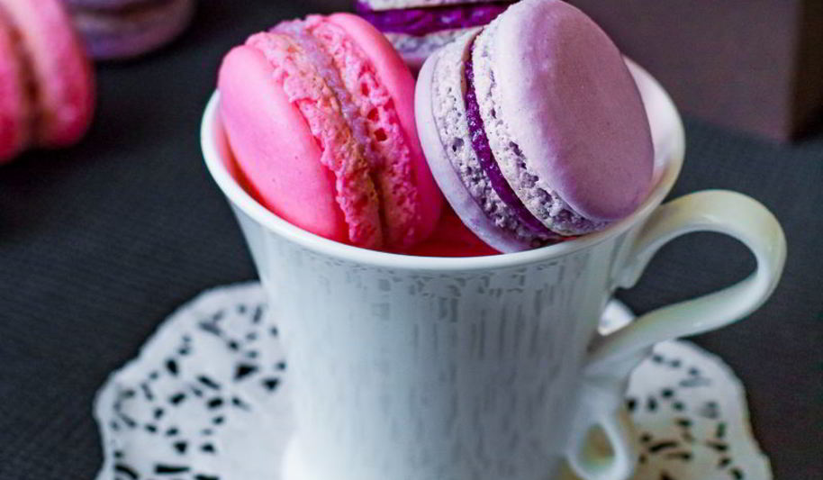 Рецепт пирожных макарон с клубникой и черной смородиной