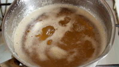 пирожные макарон с клубникой и черной смородиной