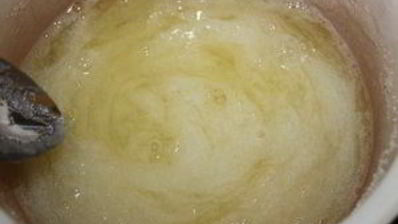 пирожные макарон с клубникой и черной смородиной