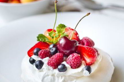 Пирожные Павлова с ягодами